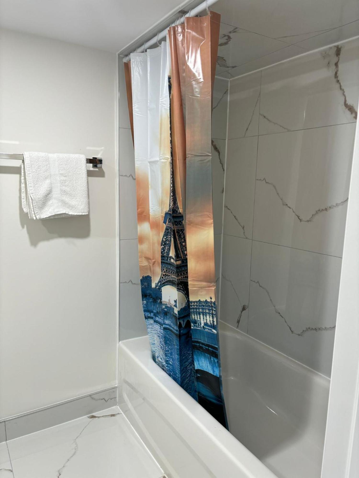 Bright Queen Room Close To Sheridan College And Airport ブランプトン エクステリア 写真
