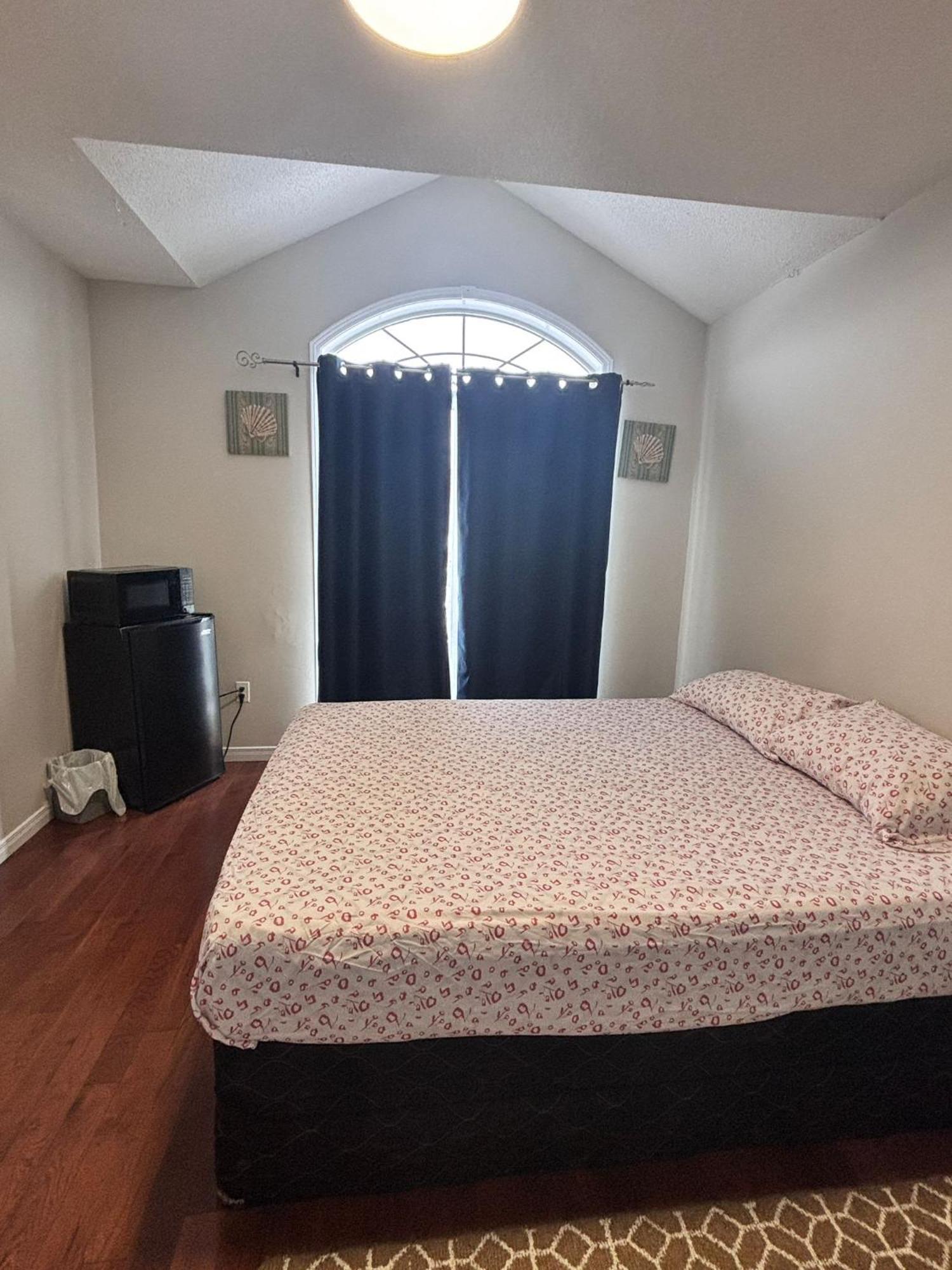 Bright Queen Room Close To Sheridan College And Airport ブランプトン エクステリア 写真